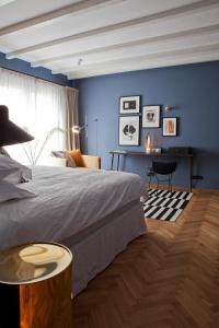 阿姆斯特丹suite no 7的一间卧室设有一张大床和蓝色的墙壁