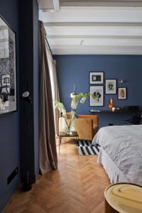 阿姆斯特丹suite no 7的一间卧室设有一张床和蓝色的墙壁