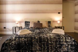 萨莱诺萨勒诺伊尔多莫旅馆的一间卧室配有一张大床和枕头