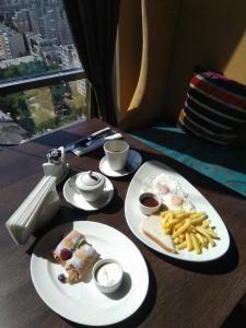 沃罗涅什Zastava Hotel的一张桌子,上面放着两盘食物和薯条