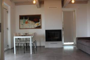 萨尔扎纳Casa Vacanza Alba的客厅配有桌子和电视