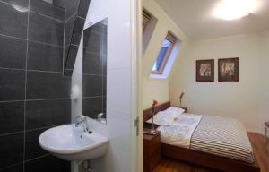 福伦丹Floli Gasthuis的一间带水槽和床的浴室