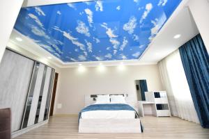 巴统Hotel Skyline Batumi的一间拥有蓝色天花板的卧室