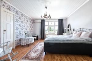 海门林纳Matin ja Maijan Majatalo的一间卧室配有一张床和一个吊灯