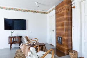 海门林纳Matin ja Maijan Majatalo的客厅设有壁炉和电视。