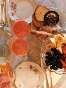 阿尔巴卡萨德拉托雷酒店的桌上一盘带面包和水果的食物