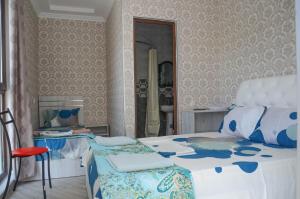 库塔伊西库塔伊西最佳酒店的一间卧室配有一张床和镜子