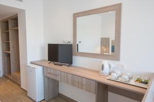 阿依纳帕Stratovarius Nissi Rooms的一间带化妆镜和电视的浴室