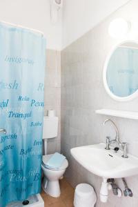 霍拉斯法基翁莱夫卡大利酒店的一间带卫生间、水槽和镜子的浴室