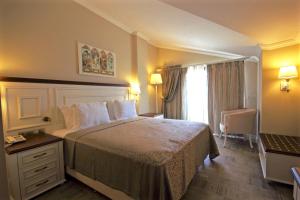 达利安达利安度假酒店及Spa的酒店客房设有床和窗户。
