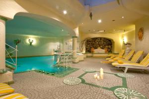多弗加斯坦罗曼庄园兰德酒店的酒店客房设有游泳池、椅子和壁炉