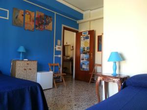 特拉帕尼因特拉巴托洛住宿加早餐旅馆的蓝色的房间,设有床、桌子和门
