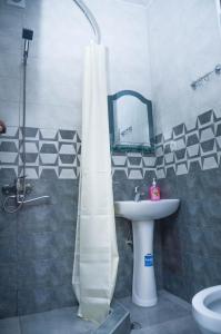 库塔伊西库塔伊西最佳酒店的浴室配有淋浴帘和盥洗盆。