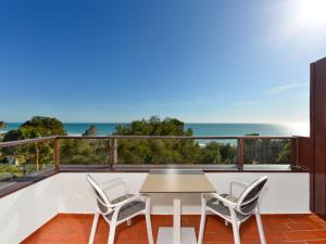 科尼尔-德拉弗龙特拉Hotel Fuerte Conil-Resort的一个带桌椅的海景阳台
