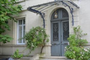 佩里格Villa Vesone的前方花朵的建筑上的一扇蓝色门