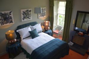 桑希尔Scaurbridge House的一间卧室配有一张大床和镜子