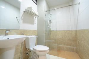 尖竹汶Myrrh Hotel Chanthaburi的浴室配有卫生间、盥洗盆和淋浴。