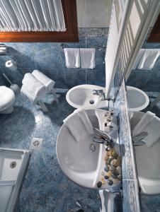 坎波桑皮耶罗罗马酒店公寓的一间带水槽和卫生间的浴室