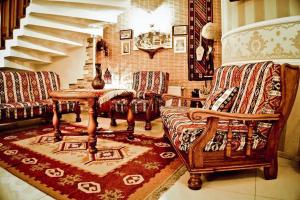 第比利斯David Hotel - Ethno style的客厅配有两把椅子和一张桌子