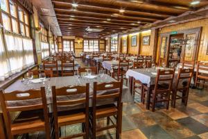 费莱乔萨Hotel Peña Pandos的用餐室设有桌椅和窗户。