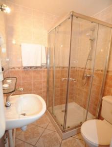 巴黎速利酒店的带淋浴、盥洗盆和卫生间的浴室