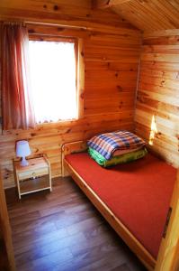 鲁斯诺沃Domki Letniskowe ,,Tęcza"的小木屋内的一个床位