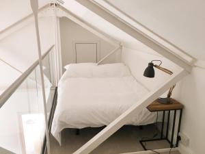 温彻斯特No 3 Old Printworks的卧室配有白色的床和桌子