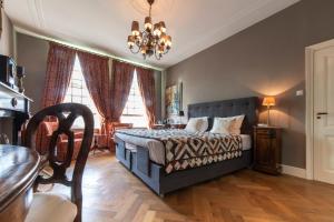 斯希丹B&B De Schiedamse Suites的卧室配有床、桌子和窗户。