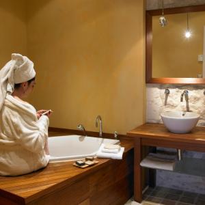 沙萨尼蒙特拉谢城堡酒店的一间浴室