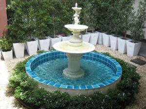 南邦C2公寓酒店的花园中央的喷泉
