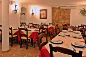 普里埃格·德·科尔多巴扎霍瑞酒店的一间带桌椅和红色桌布的用餐室