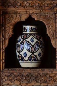 VitiglianoCasa del Tabacco的蓝白的花瓶,坐在架子上