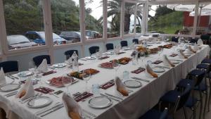 纳隆河畔穆罗斯艾帕祖酒店的一张长桌,上面放着食物板