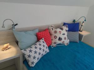 加茨比亚格拉Domki Ancora - komfortowe domki nad morzem的床上的一大堆枕头