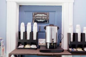 旧金山橡树酒店的一个带咖啡吧和搅拌机的柜台