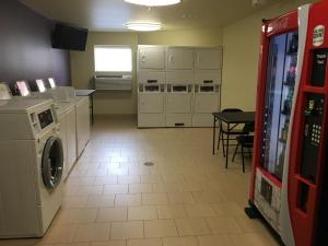 锡特卡Aspen Suites Hotel Sitka的一间厨房,在房间内配有洗衣机和烘干机
