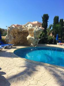 Pyla Village Resort F110 (Apartment near Larnaca)内部或周边的泳池