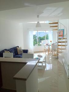 博卡奇卡威斯达滨海公寓的客厅配有沙发和桌子