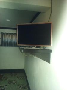 IvatoVilla Cassis的墙上的平面电视