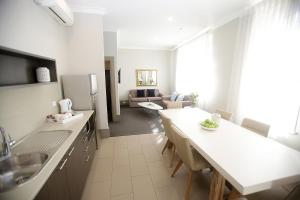 悉尼邦迪酒店 的厨房以及带桌子和沙发的客厅。