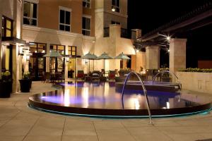 兀兰凯悦中心林地酒店的一座建筑物的游泳池