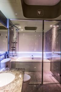 台北薆悦酒店的带浴缸、卫生间和盥洗盆的浴室