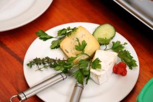 斯瓦科普蒙德Stay @ Swakop的桌上的盘子,包括奶酪和蔬菜