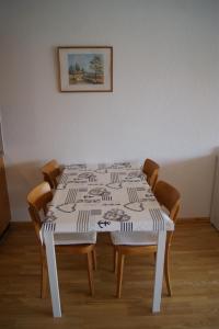 克莱恩 蒙塔纳Résidence Les Mandarins D的一张桌子、四把椅子和一张白色的桌布