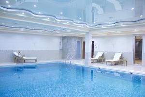 杜尚别阿特拉斯酒店的游泳池,酒店内设有椅子和游泳池