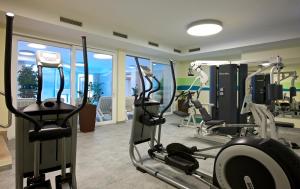 高山温泉公寓酒店的健身中心和/或健身设施