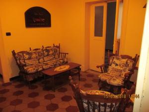 卡塔尼亚la locanda del centro storico的客厅配有沙发、椅子和桌子