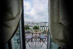萨莱诺MARGHERITA's Apartment的阳台配有桌椅,享有海港的景致。