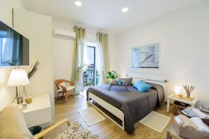 萨莱诺MARGHERITA's Apartment的一间卧室设有一张床和一间客厅。