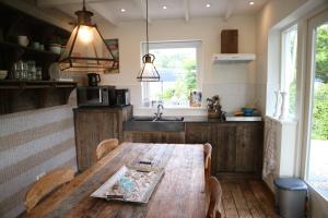 奥德多普Alexanderpark的厨房配有木桌和水槽。